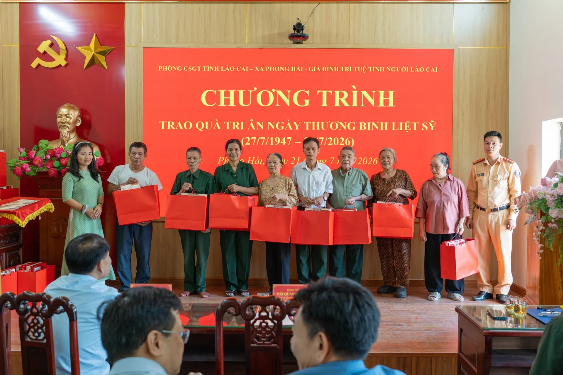 Phong Hải trao tặng 62 suất quà tri ân gia đình người có công với cách mạng