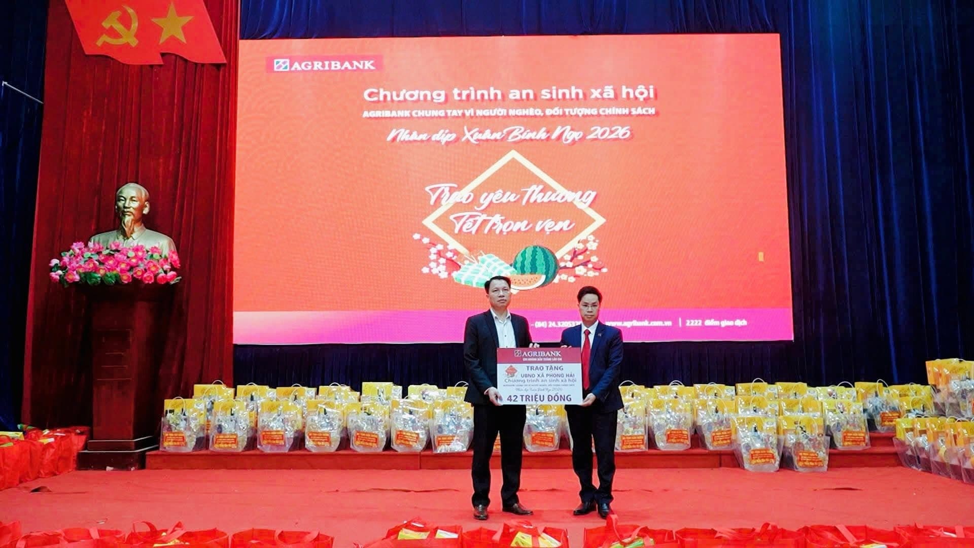 TRAO QUÀ AN SINH – LAN TỎA YÊU THƯƠNG TẠI XÃ PHONG HẢI