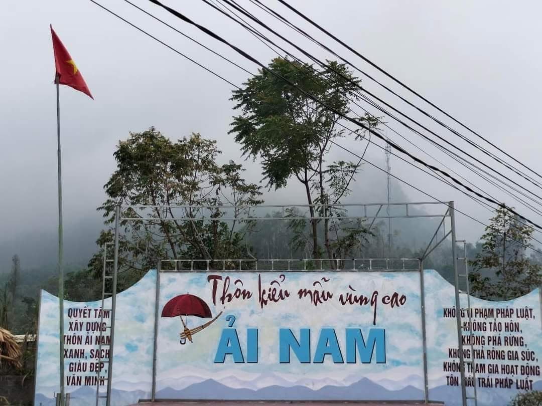 Ủy ban MTTQ Việt Nam thị trấn phối hợp Hội LHPN thị trấn trồng 1,5km đường hoa, hỗ trợ thôn Ải Nam xây dựng thôn kiểu mẫu